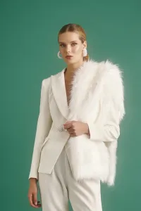 Estola de pelo blanco para boda civil