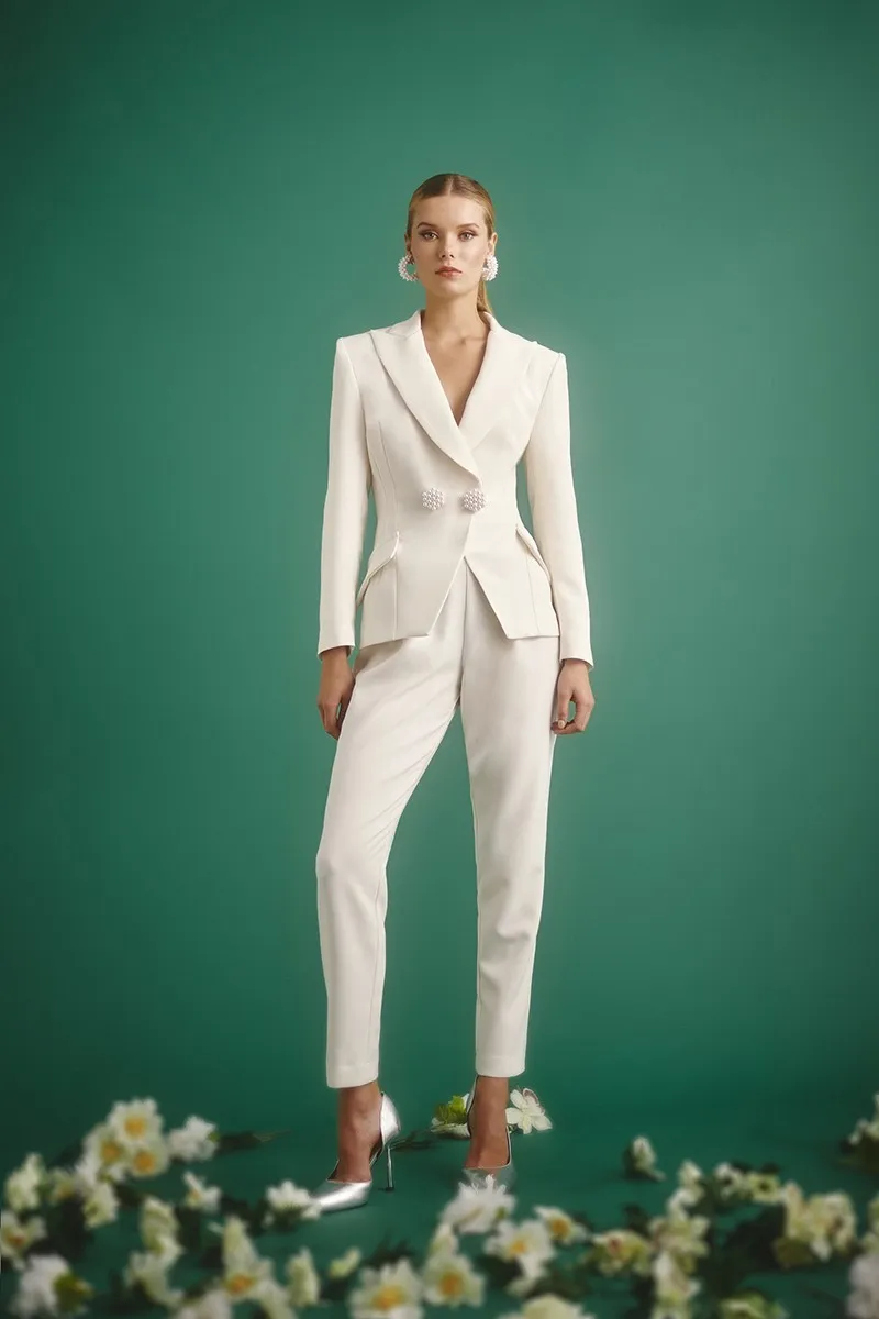 Conjunto blanco de pantalon pitillo y chaqueta cruzada con boton