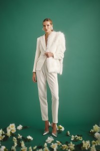 Conjunto blanco de pantalon pitillo y chaqueta cruzada con boton