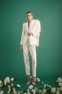 Conjunto blanco de pantalon pitillo y chaqueta cruzada con boton