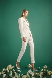 Conjunto blanco de pantalon pitillo y chaqueta cruzada con boton