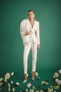 Conjunto blanco de pantalon pitillo y chaqueta cruzada con boton