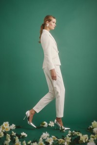 Conjunto blanco de pantalon pitillo y chaqueta cruzada con boton