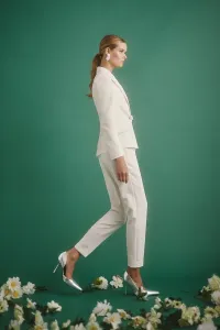 Conjunto blanco de pantalon pitillo y chaqueta cruzada con boton