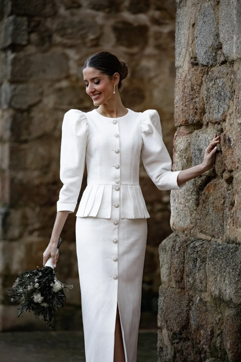 vestido de pique con peplum manga abullonada y boton joya para