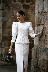 vestido de pique con peplum manga abullonada y boton joya para