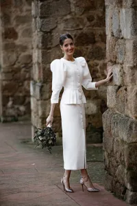 vestido de pique con peplum manga abullonada y boton joya para