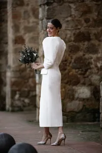vestido de pique con peplum manga abullonada y boton joya para
