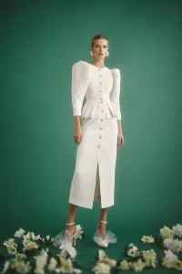 vestido de pique con peplum manga abullonada y boton joya para
