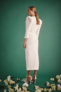 vestido de pique con peplum manga abullonada y boton joya para