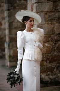 vestido de pique con peplum manga abullonada y boton joya para
