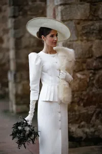 vestido de pique con peplum manga abullonada y boton joya para