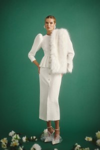 vestido de pique con peplum manga abullonada y boton joya para