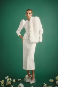 vestido de pique con peplum manga abullonada y boton joya para