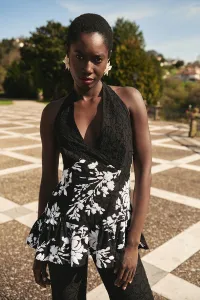 top troquelado negro con lentejuelas blancas y volante