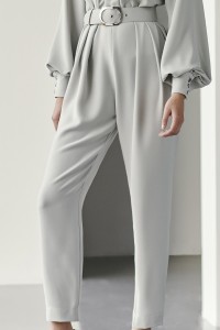 mono de vestir crepe gris aplicaciones doradas