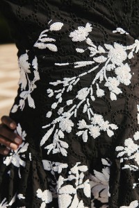 top troquelado negro con lentejuelas blancas y volante