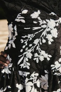 top troquelado negro con lentejuelas blancas y volante