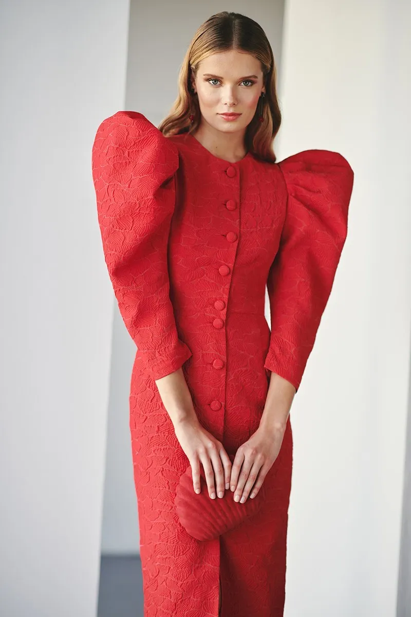Vestido brocado rojo con mangas abullonadas y botones forrados