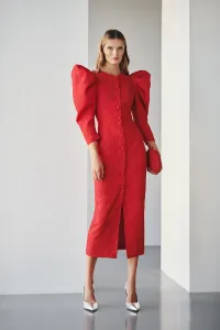 Vestido brocado rojo con mangas abullonadas y botones forrados