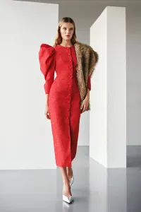 Vestido brocado rojo con mangas abullonadas y botones forrados