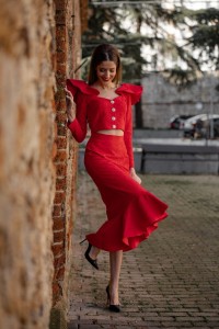 Conjunto de falda con volante  y top brocado rojo con volantes