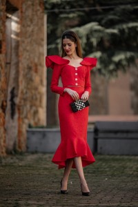 Conjunto de falda con volante  y top brocado rojo con volantes