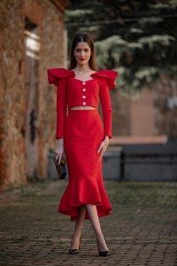 Conjunto de falda con volante  y top brocado rojo con volantes