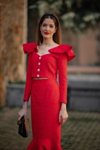 Conjunto de falda con volante  y top brocado rojo con volantes