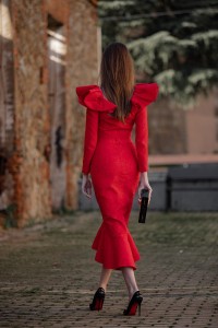 Conjunto de falda con volante  y top brocado rojo con volantes