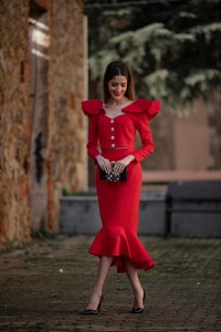 Conjunto de falda con volante  y top brocado rojo con volantes