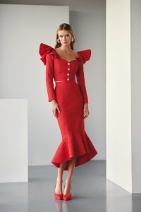 Conjunto de falda con volante  y top brocado rojo con volantes