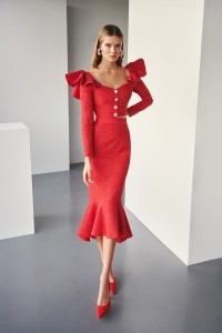 Conjunto de falda con volante  y top brocado rojo con volantes