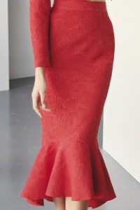 Conjunto de falda con volante  y top brocado rojo con volantes
