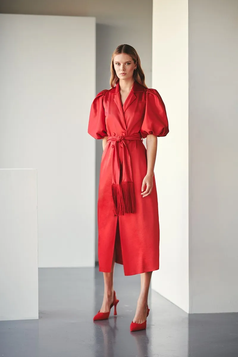 Vestido midi saten cruzado con manga globo para invitada boda