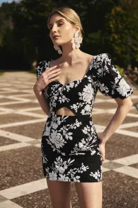 vestido de invitada corto en tejido troquelado negro con