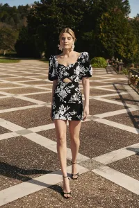 vestido de invitada corto en tejido troquelado negro con