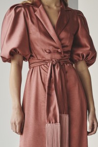 Vestido midi saten cruzado con manga globo para invitada boda