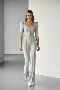 Conjunto de pantalon y top corto gris plata con escote corazon y