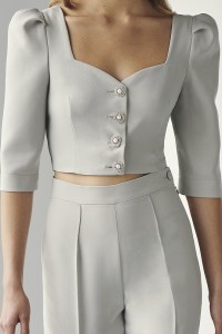 Conjunto de pantalon y top corto gris plata con escote corazon y