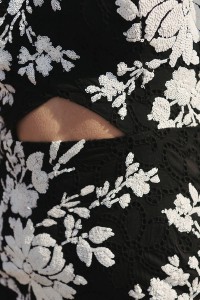vestido de invitada corto en tejido troquelado negro con