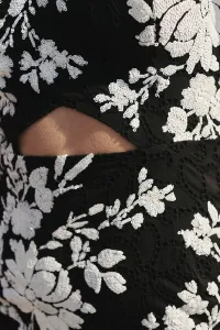 vestido de invitada corto en tejido troquelado negro con