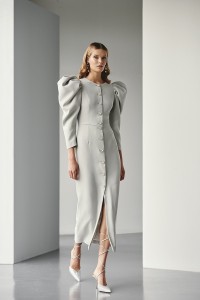 Vestido de fiesta con mangas volumen crepe gris plata para boda