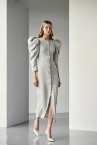 Vestido de fiesta con mangas volumen crepe gris plata para boda