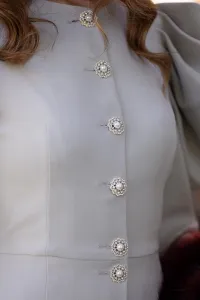 Vestido de fiesta con mangas volumen crepe gris plata para boda