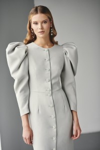 Vestido de fiesta con mangas volumen crepe gris plata para boda