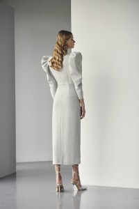 Vestido de fiesta con mangas volumen crepe gris plata para boda