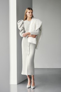 Vestido de fiesta con mangas volumen crepe gris plata para boda