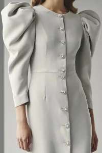 Vestido de fiesta con mangas volumen crepe gris plata para boda