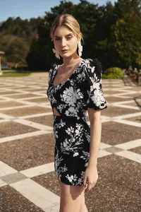 vestido de invitada corto en tejido troquelado negro con